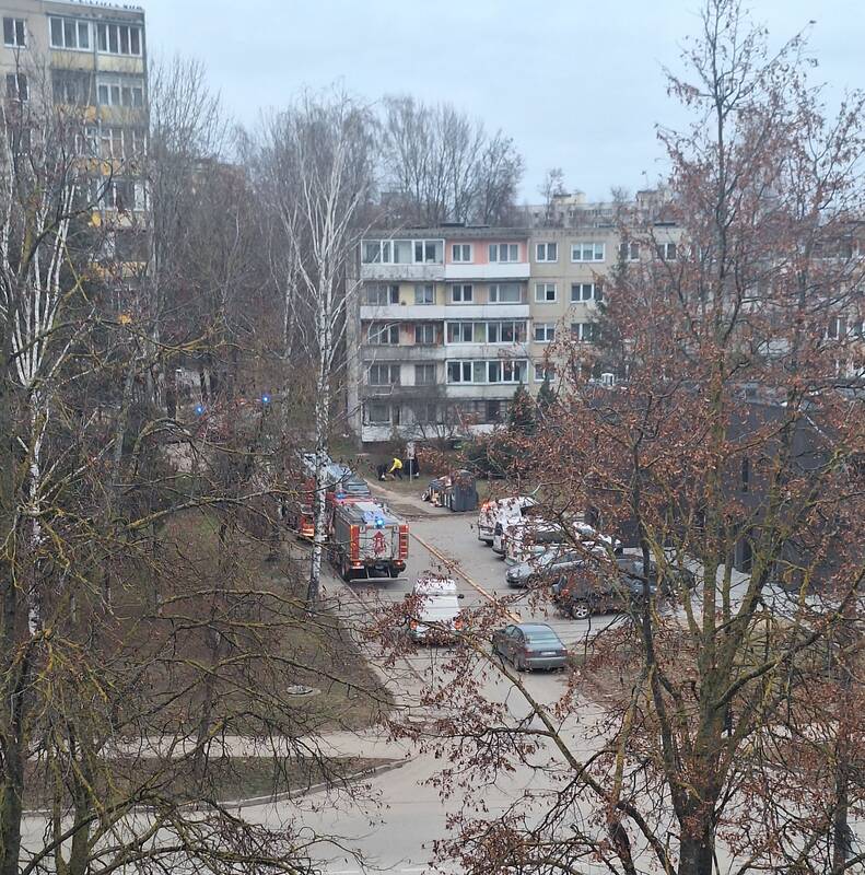 Dainavoje – specialiųjų tarnybų sujudimas: bute kilo gaisras