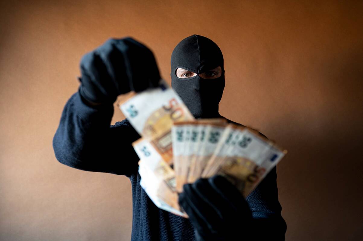 Per Kalėdas vyras kreipėsi į policiją: iš namų dingo tūkstančiai eurų ir svarų