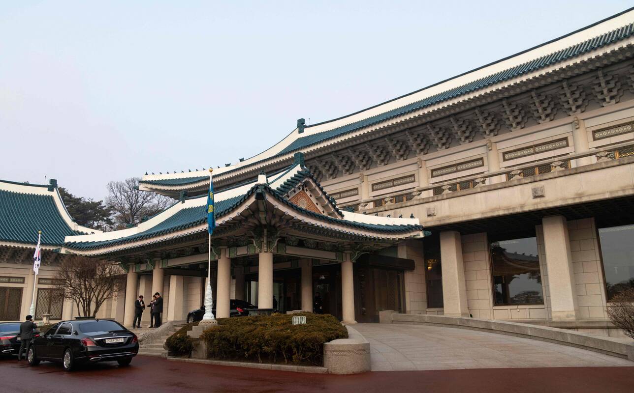 Pietų Korėjos prezidentas grįžta į prezidentūrą, kurios vengė jo pirmtakas