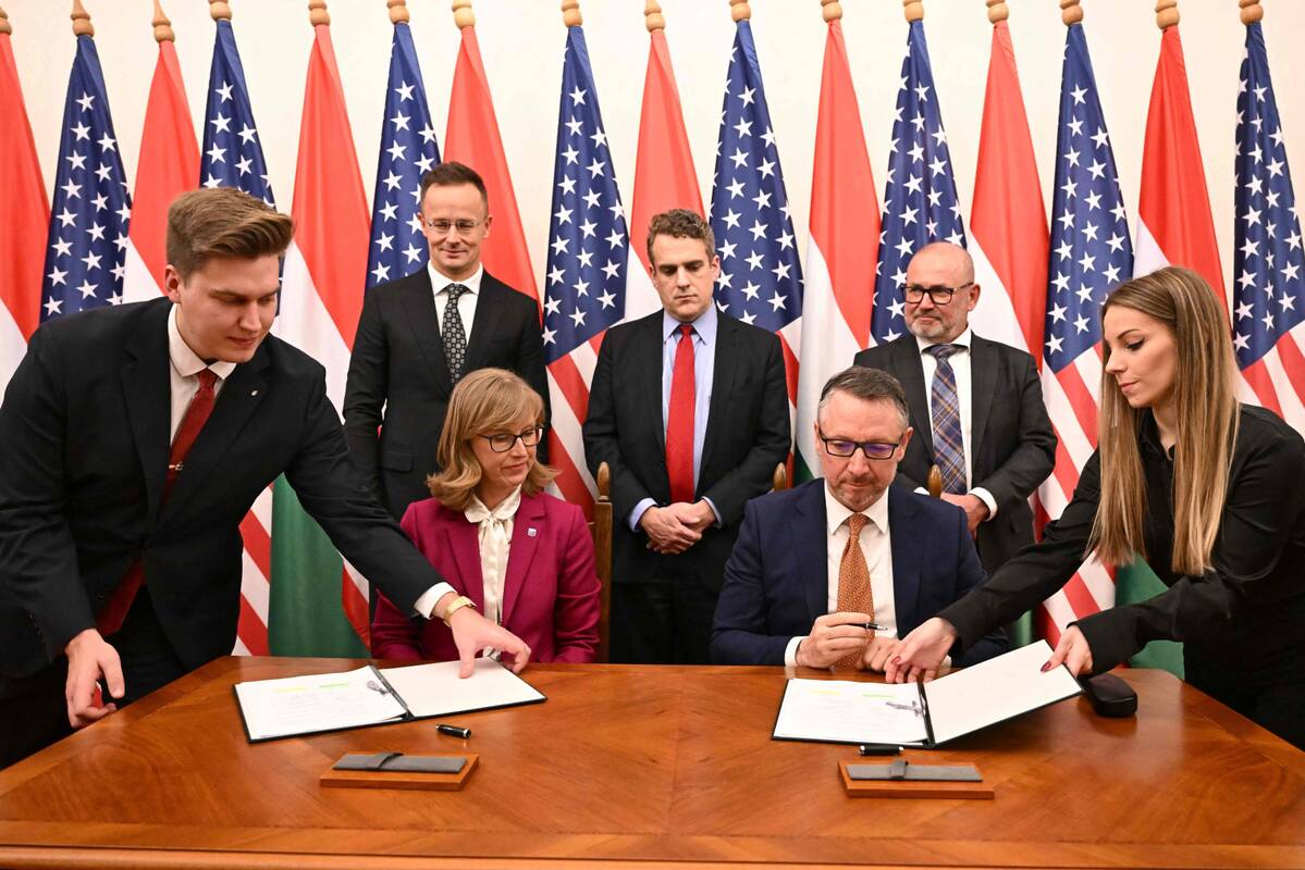 Nuo Rusijos energijos išteklių priklausoma Vengrija pasirašė dujų tiekimo sutartį su JAV