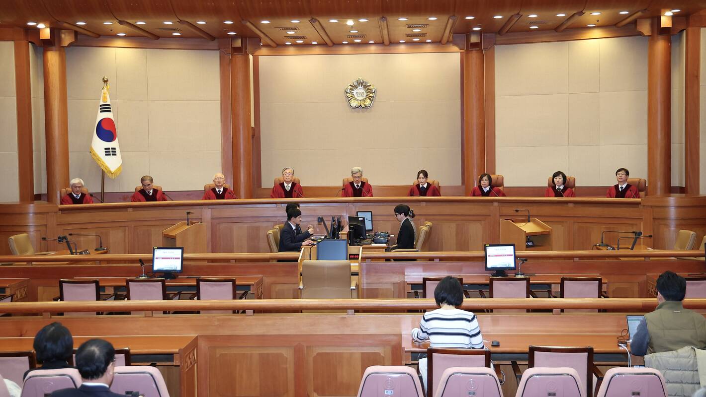 Pietų Korėjos Konstitucinis Teismas dėl sąsajų su karo padėtimi nušalino policijos viršininką