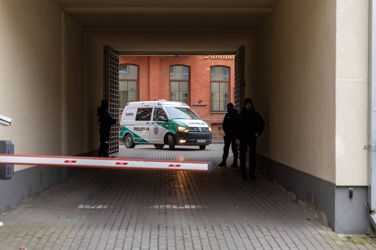 Benas Mikutavičius atvežtas į teismą