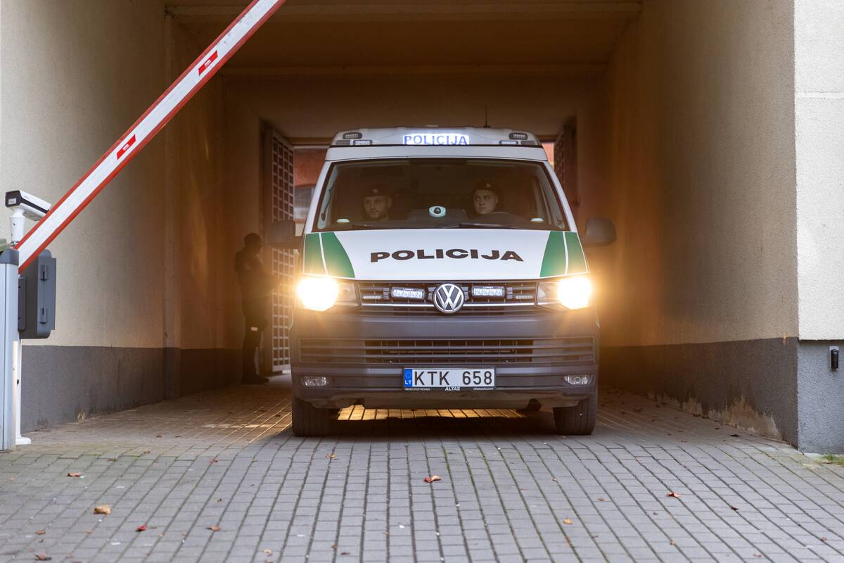 Benas Mikutavičius atvežtas į teismą