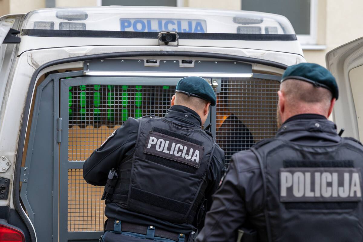 Benas Mikutavičius atvežtas į teismą