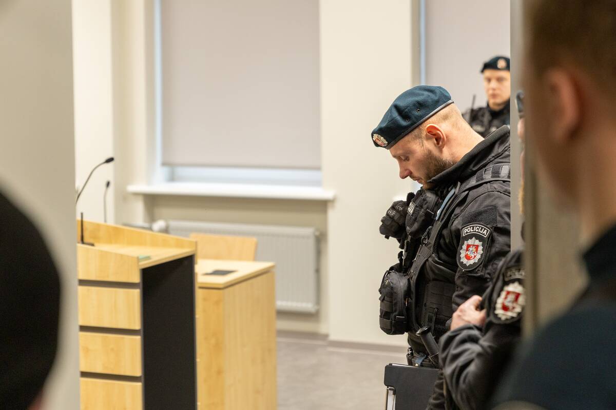 Benas Mikutavičius atvežtas į teismą