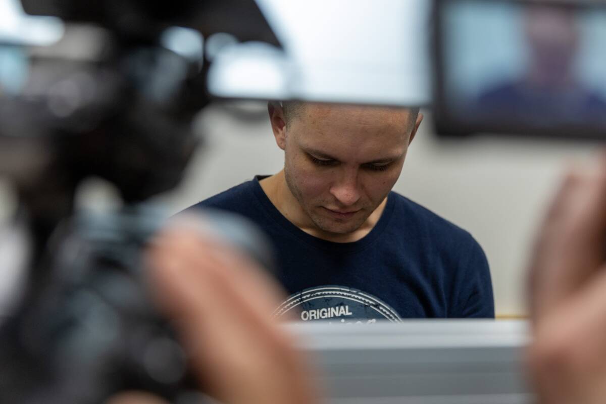 Benas Mikutavičius atvežtas į teismą