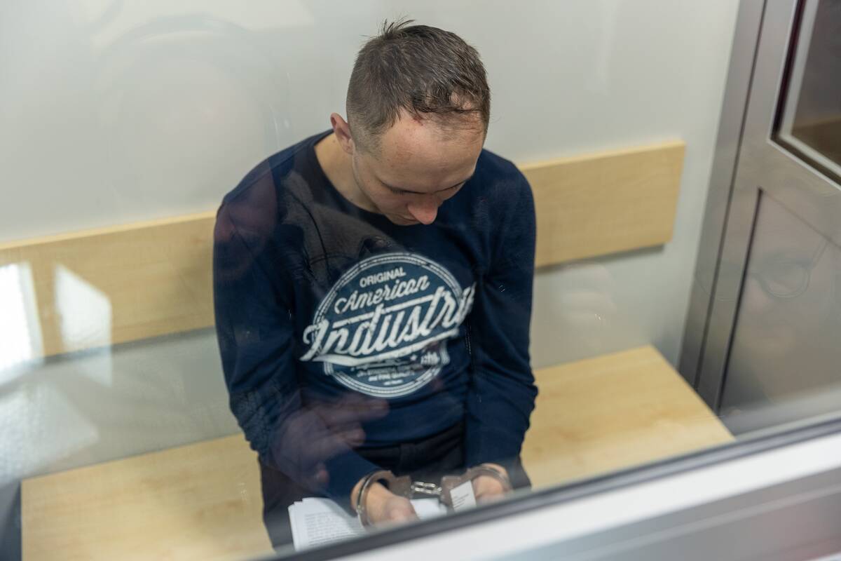 Benas Mikutavičius atvežtas į teismą