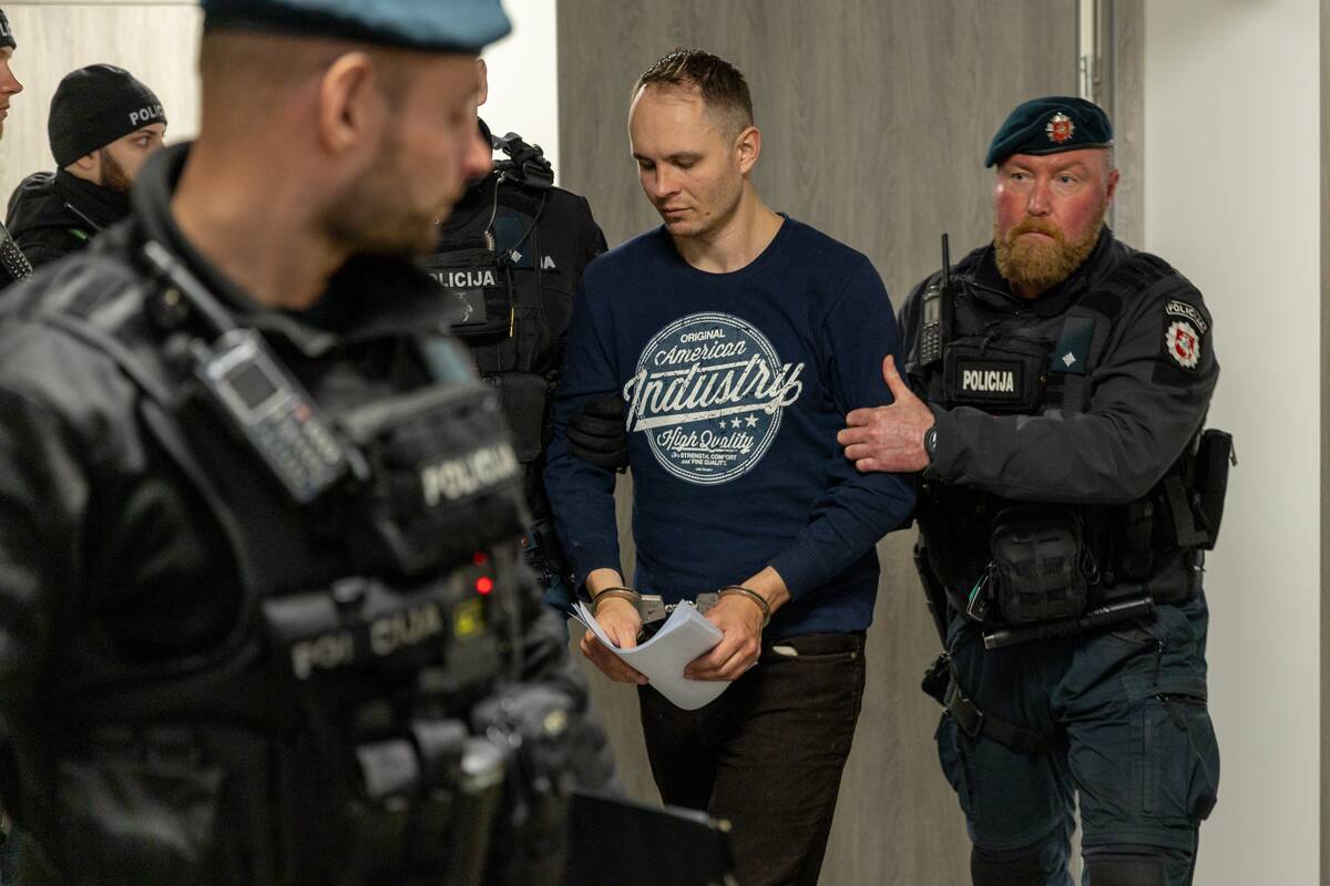 Benas Mikutavičius atvežtas į teismą