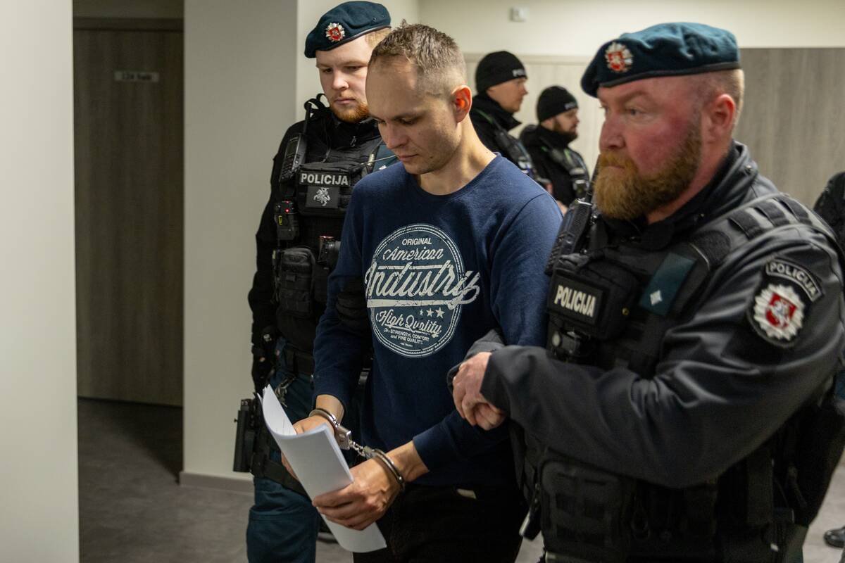 Benas Mikutavičius atvežtas į teismą