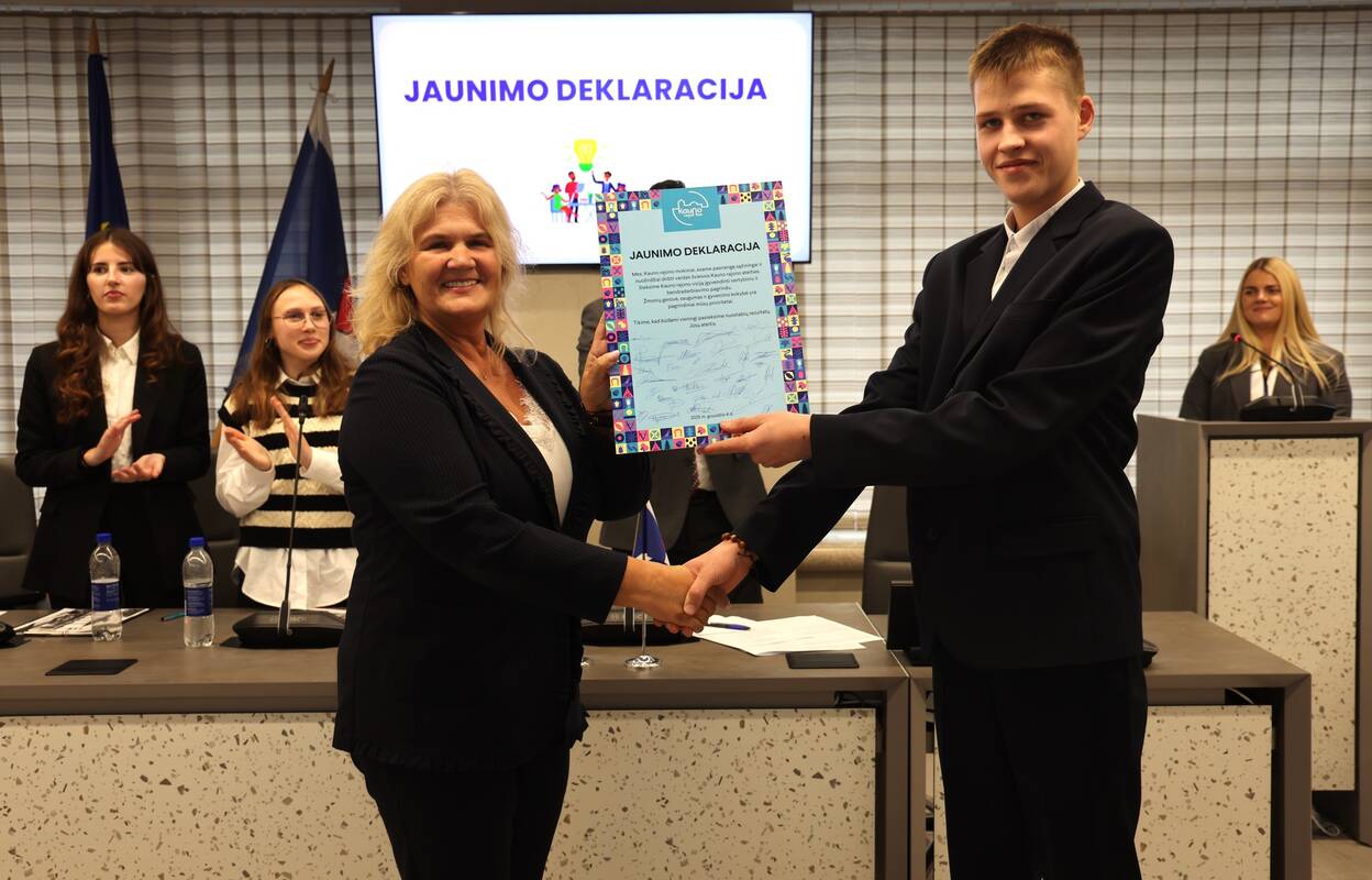 Aktas: jaunimo savivaldos meru išrinktas V. Jokubauskas simbolinę deklaraciją įteikė Kauno rajono savivaldybės administracijos direktoriaus pavaduotojai Rūtai Černiauskienei.