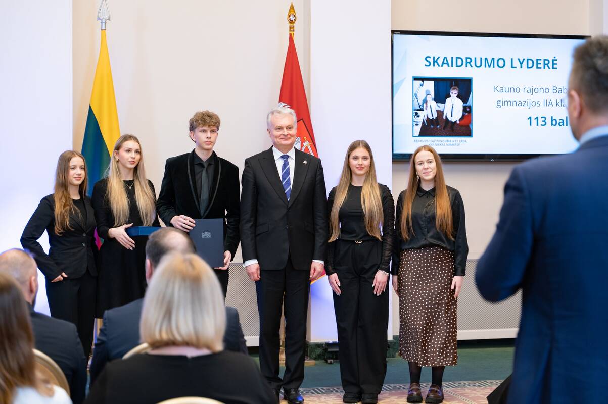 Atminimui: Babtų gimnazijos IIA klasės mokiniams teko garbė nusifotografuoti su prezidentu Gitanu Nausėda.