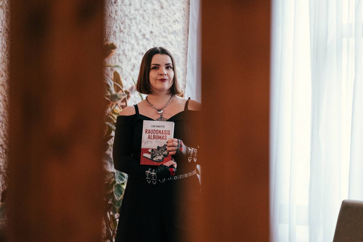 Liudijimas: „Manęs ir mano patirčių knygoje neišvengiamai daug“, – prisipažįsta L. Simutytė, tapusi pirmaisiais nepriklausomybės metais gimusios kartos balsu. 