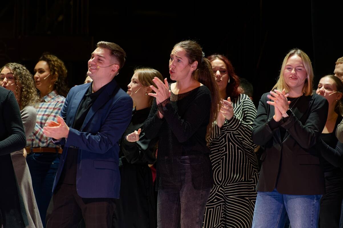 Emocijos: ruošiant gospelo koncerto programą ne vieno atlikėjo akyse suspindo jaudulio ašaros. „Smagu repetuoti šlovinant Aukščiausiąjį“, – sako jų vadovė.