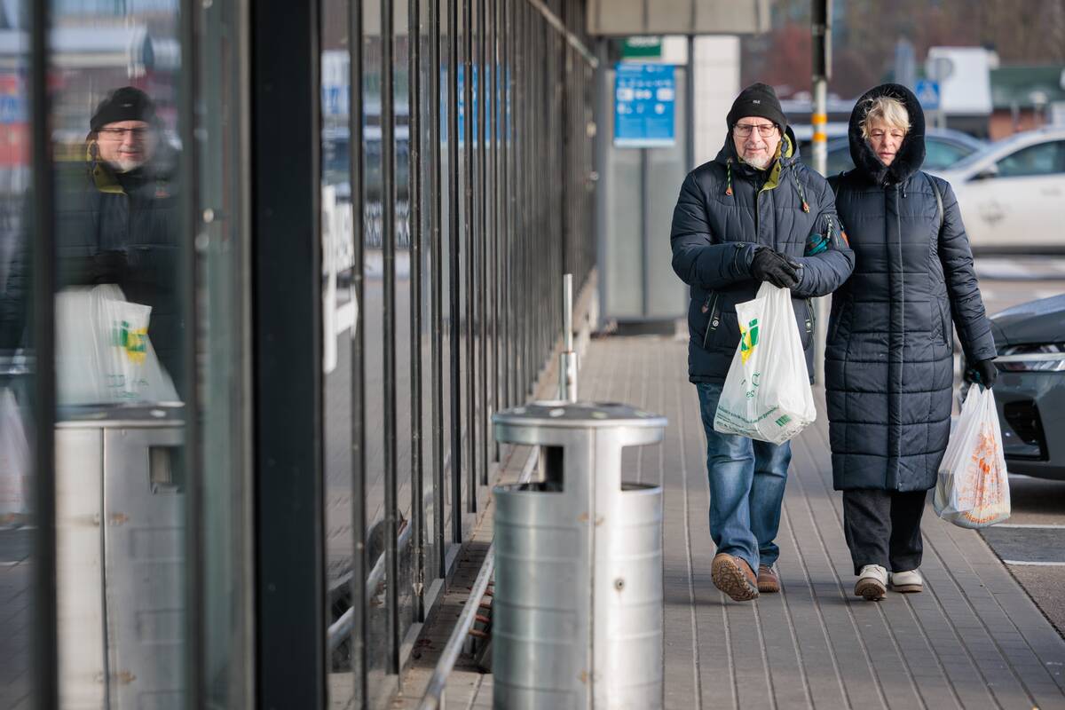 Kūčių dienos šturmas: pirkėjai užtvindė prekybos centrus