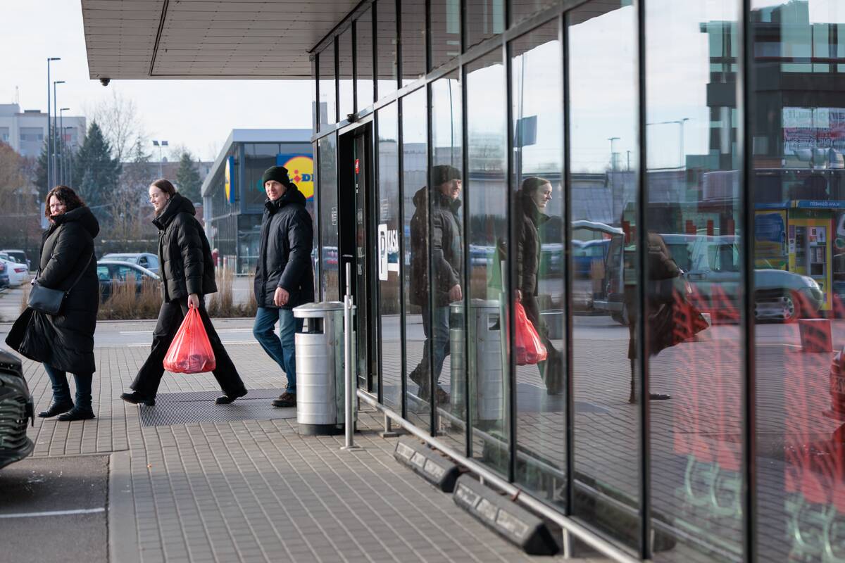 Kūčių dienos šturmas: pirkėjai užtvindė prekybos centrus