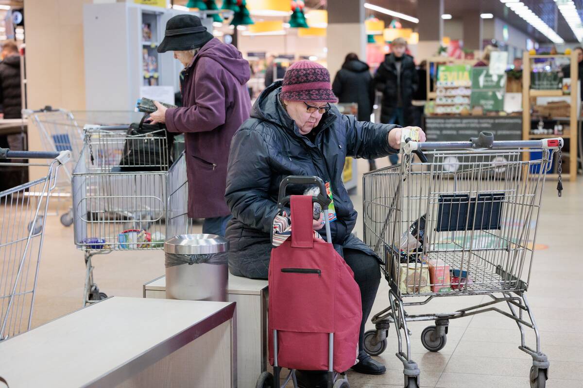 Kūčių dienos šturmas: pirkėjai užtvindė prekybos centrus