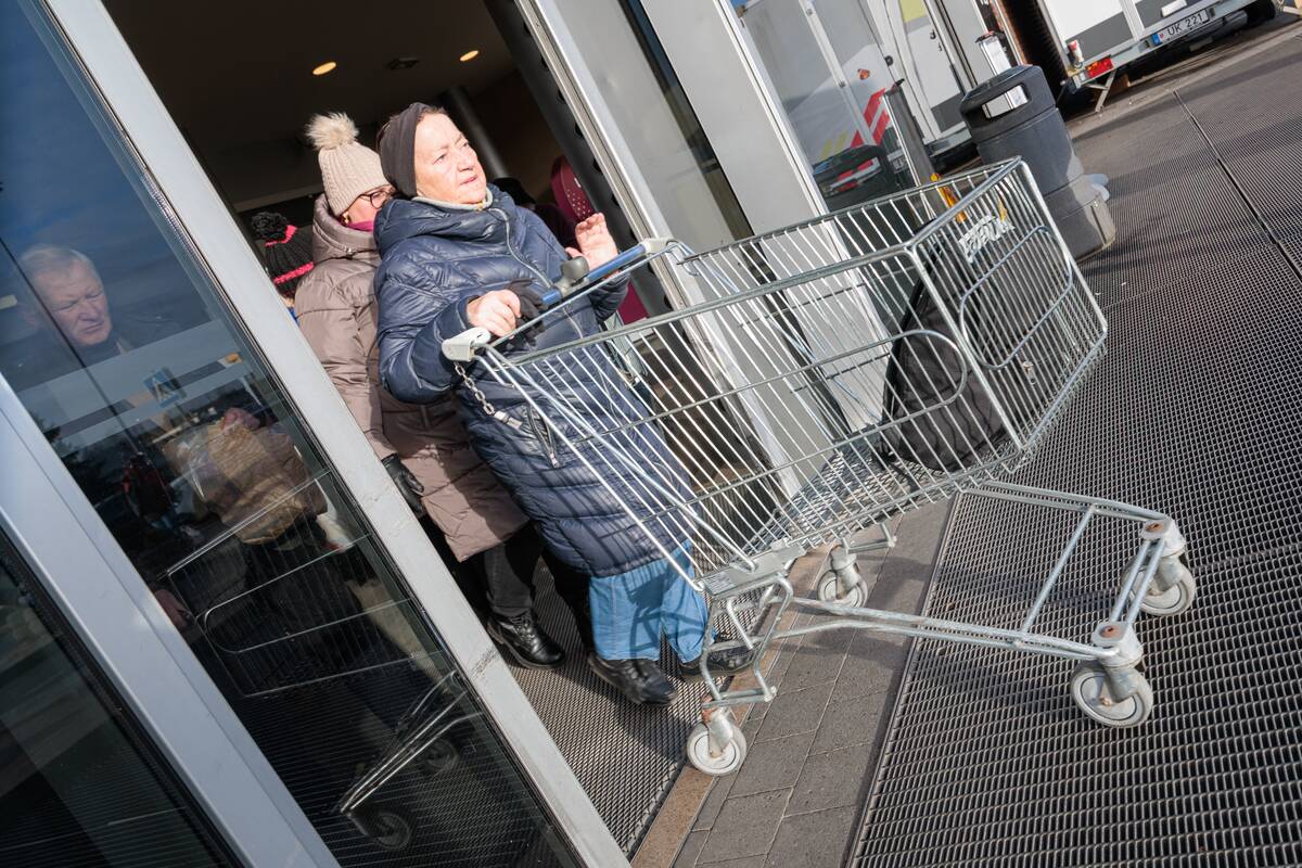 Kūčių dienos šturmas: pirkėjai užtvindė prekybos centrus