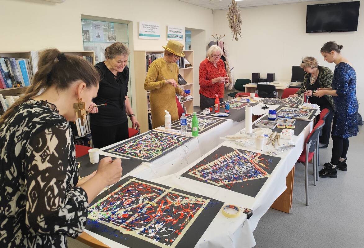 Eksperimentas: projekto dalyvės J. Pollocko maniera taškė dažus.