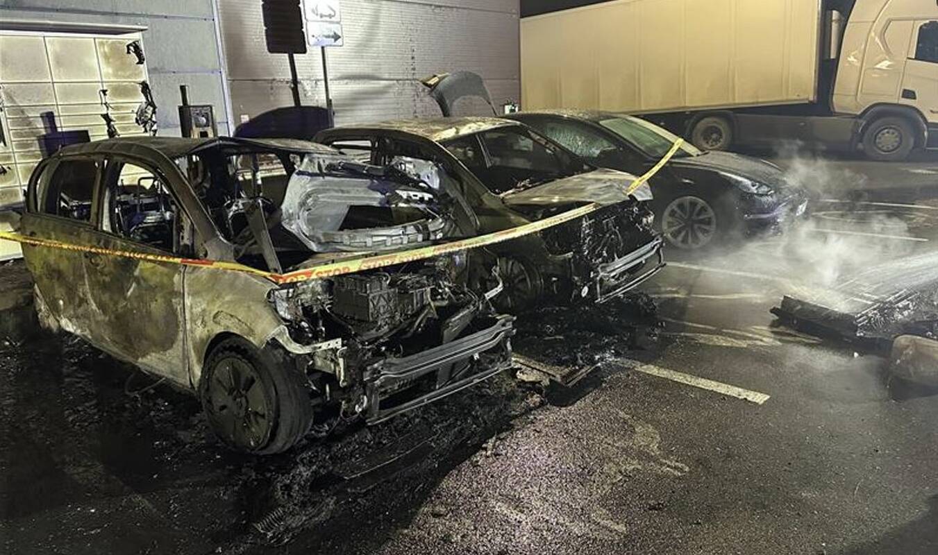 Vilniuje sudegė trys elektromobiliai