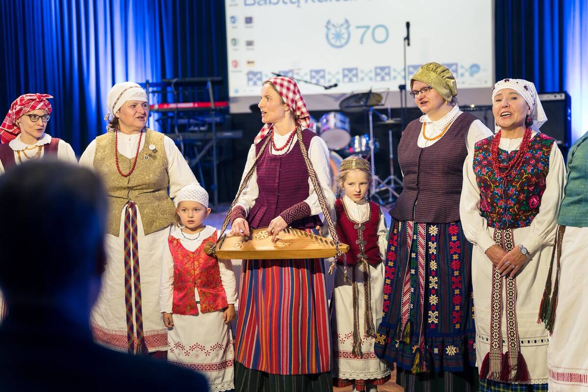 Gausa: šventėje vieni kitus keitė Babtų kultūros centro ir Vandžiogalos laisvalaikio salės mėgėjų meno kolektyvai.