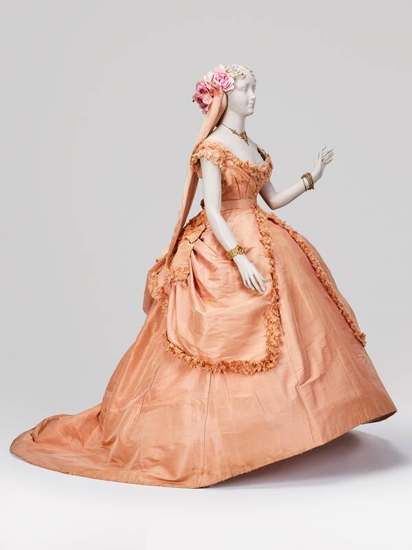 Autentika: parodoje eksponuojamos XIX a. suknelės, sukurtos garsiuose Paryžiaus mados namuose.