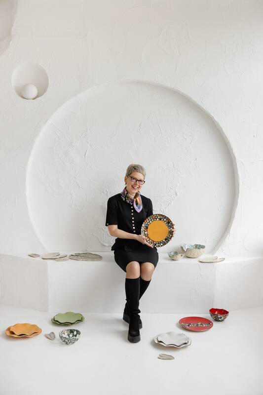 Braižas: L. Danilienė sako kurianti dialogą tarp tradicinės ir šiuolaikinės keramikos, tarp meninės raiškos, autentiškumo, natūralių medžiagų, spalvinių akcentų ir formų žaismo.