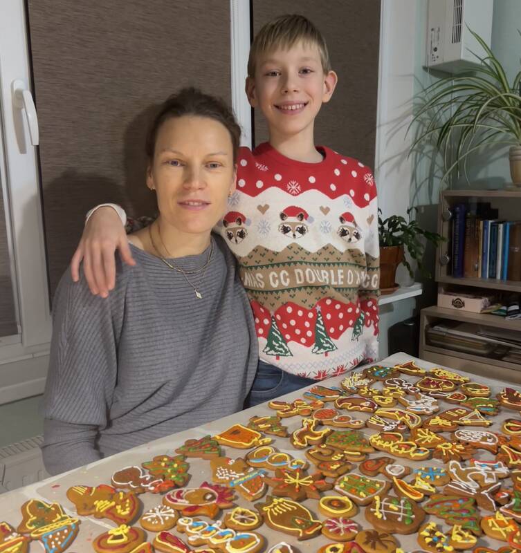 Tradicija: artėjant Kalėdoms, A. Skujytė su sūnumi važiuoja į Biržus, kur padeda savo tėveliui, Jokūbo seneliui, dekoruoti jo paties keptus šventinius meduolius.