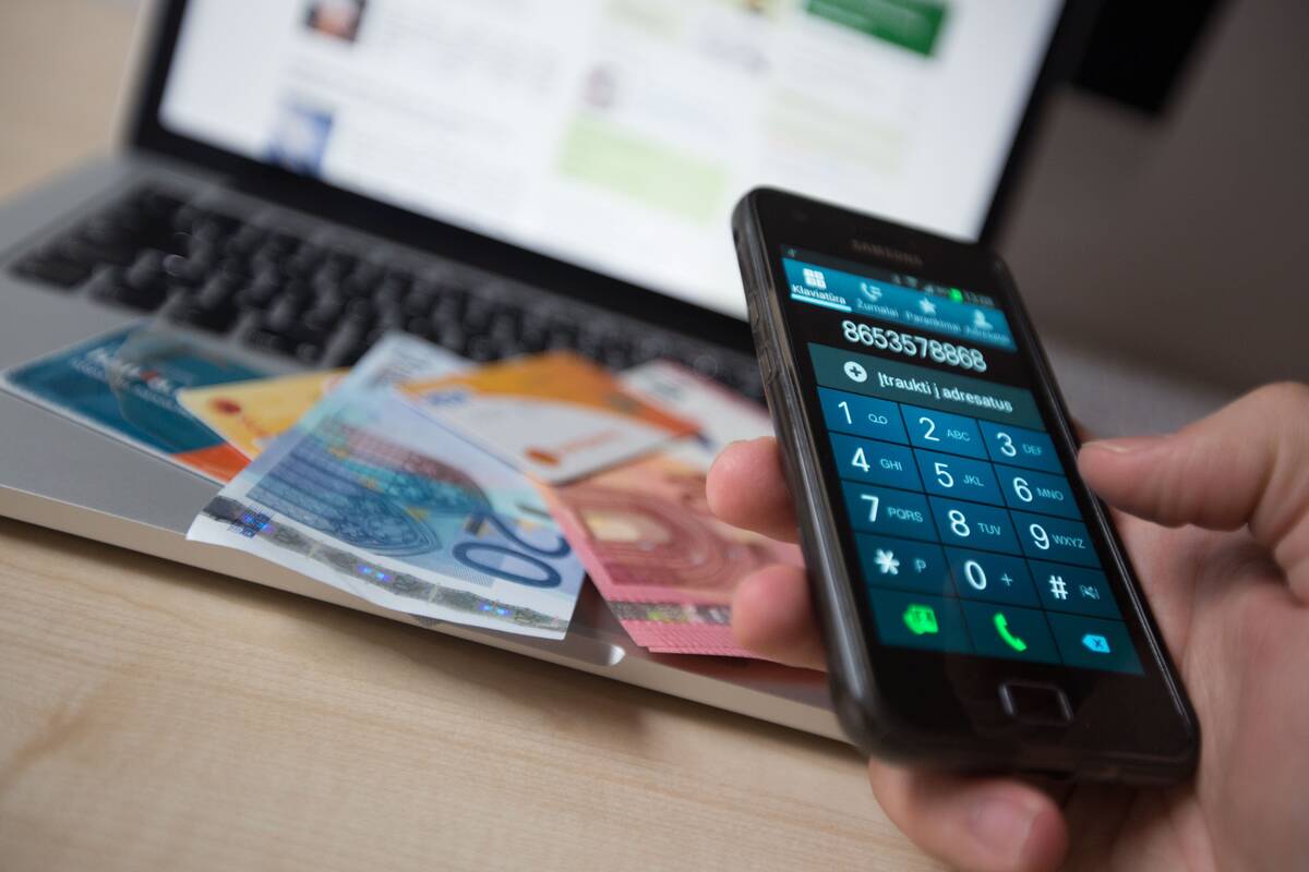 Simptomai: jei sulaukėte skambučio ar žinutės, kurioje žadama greita grąža be jokios rizikos, jei prašo jūsų asmens duomenų ar siūlo jungtis prie kokių nors sistemų, tai aiškus signalas, kad bendraujate su sukčiumi.