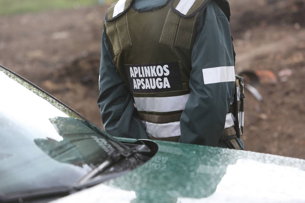 Prie apleisto gamybinio pastato – neaiškios medžiagos išsiliejimas