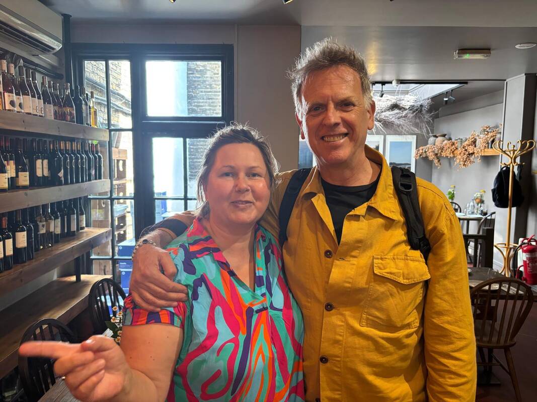 Kūrybinių pasivaikščiojimų vedėja V. Venckutonytė ir autorius britas D. Pearlas.