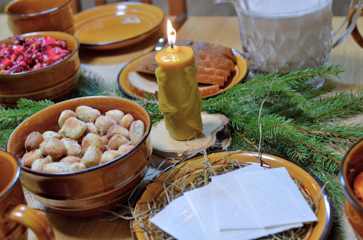 Svarbiausia: pagrindinis simbolinis ženklas per Kūčias yra stalas, Kūčių vakarienės apeiga, o ant Kūčių stalo dedama tai, ką pažino mūsų tėvai, senoliai, prosenoliai, ką jie augino.