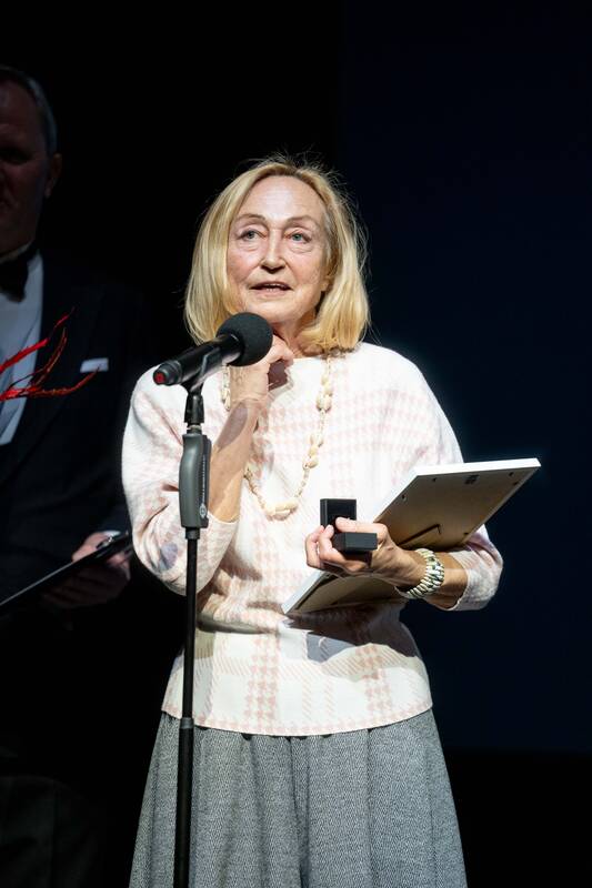 Rūtos šakelė už gyvenimo nuopelnus aktorei Jūratei Onaitytei.