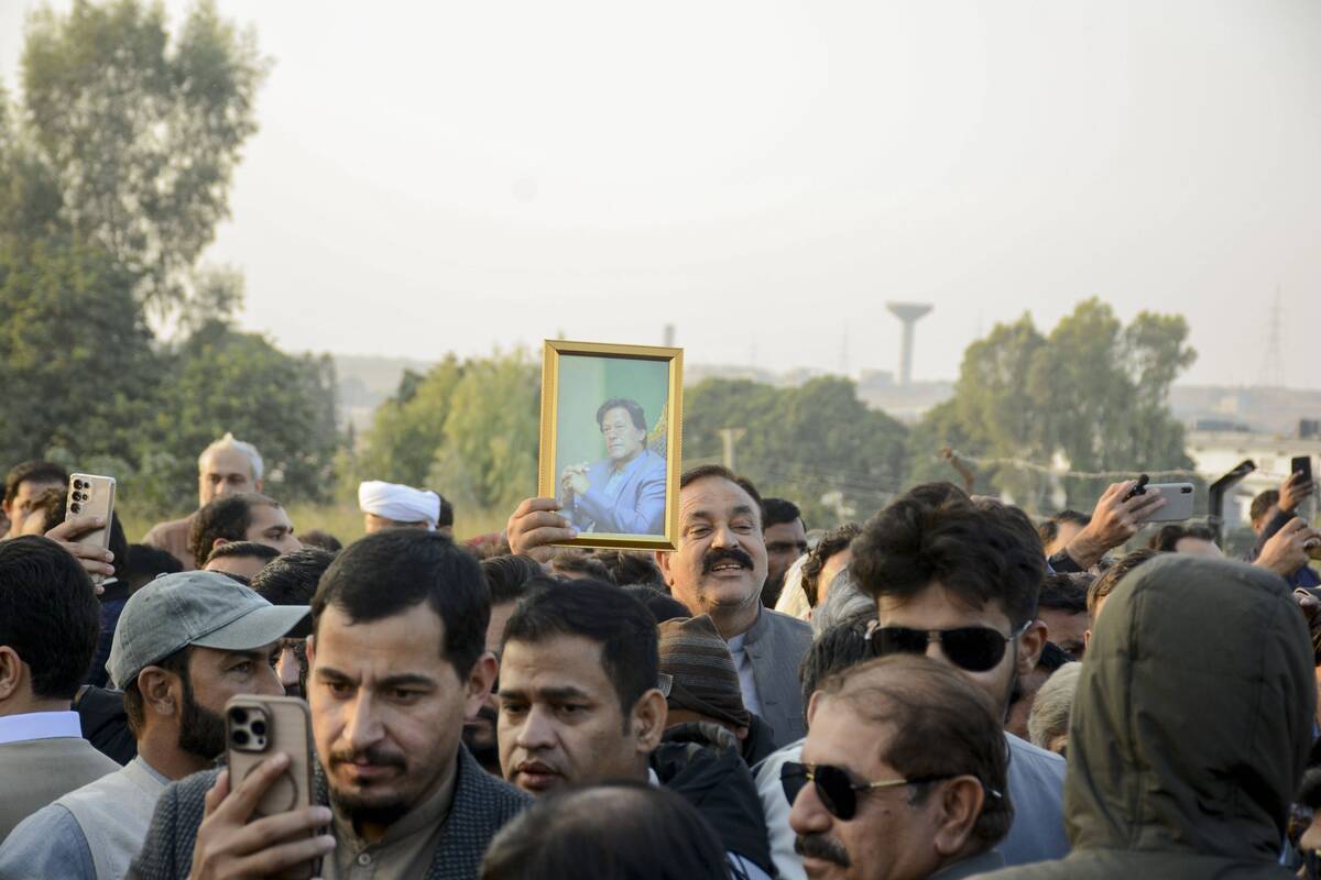 Pakistano teismas buvusiam premjerui ir jo žmonai skyrė 17 metų laisvės atėmimo bausmes