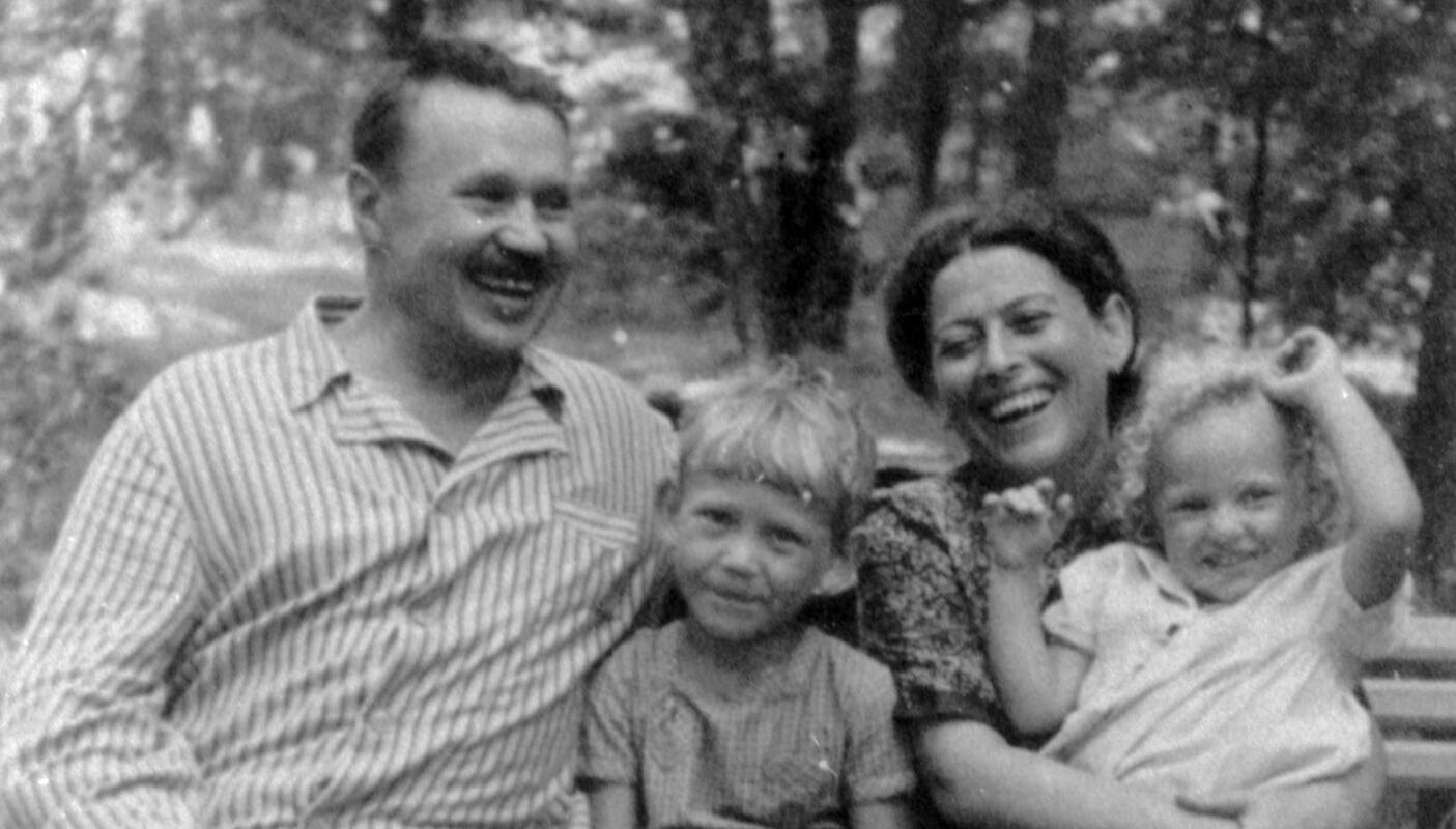 Šeima: A. Sniečkus su savo žmona Mira Bordonaite, dukra Maryte ir sūnumi Vladu. Vilnius.