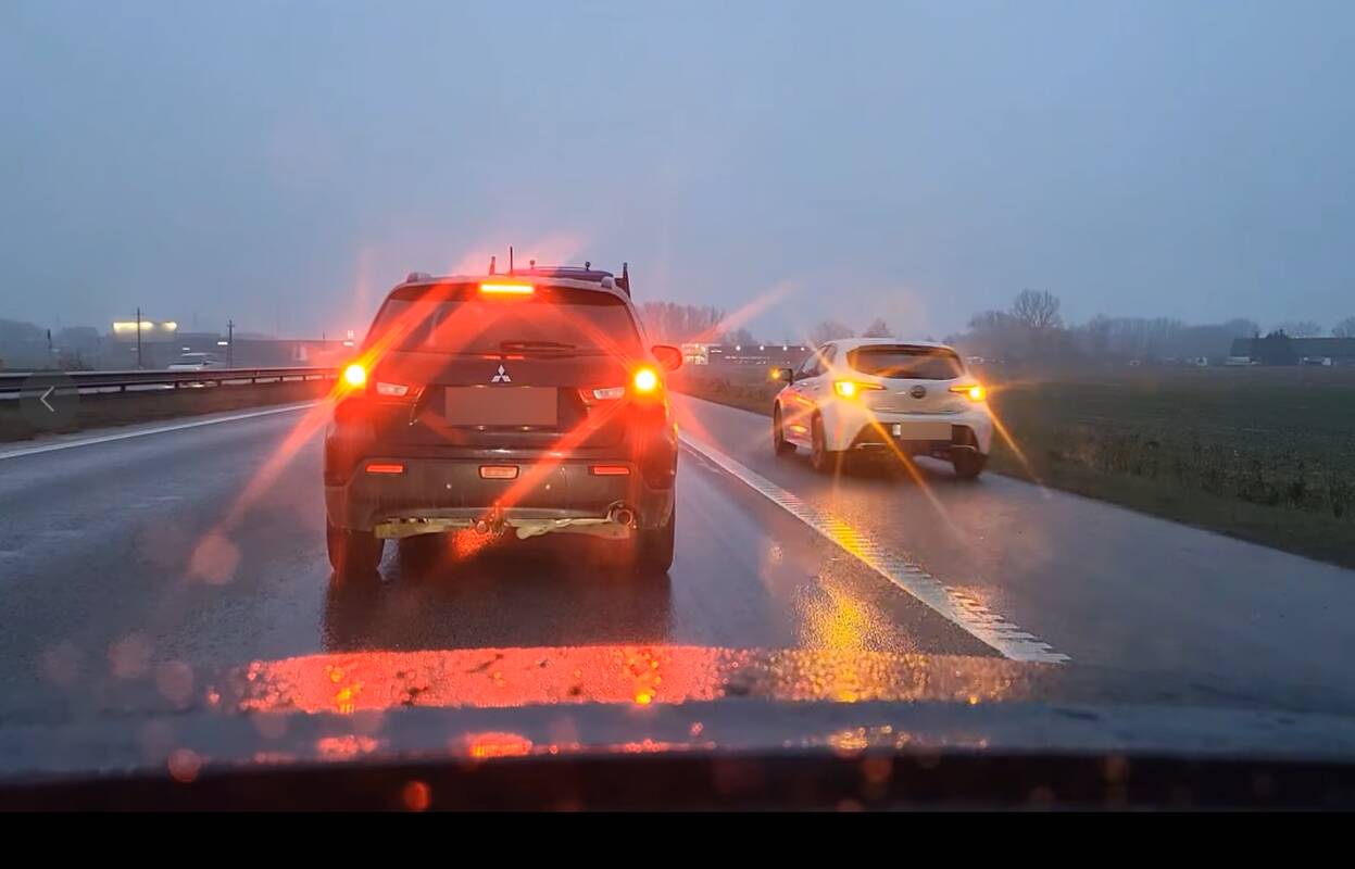 Vairuotojai spūstį prie Jakų žiedo aplenkė kelkraščiu