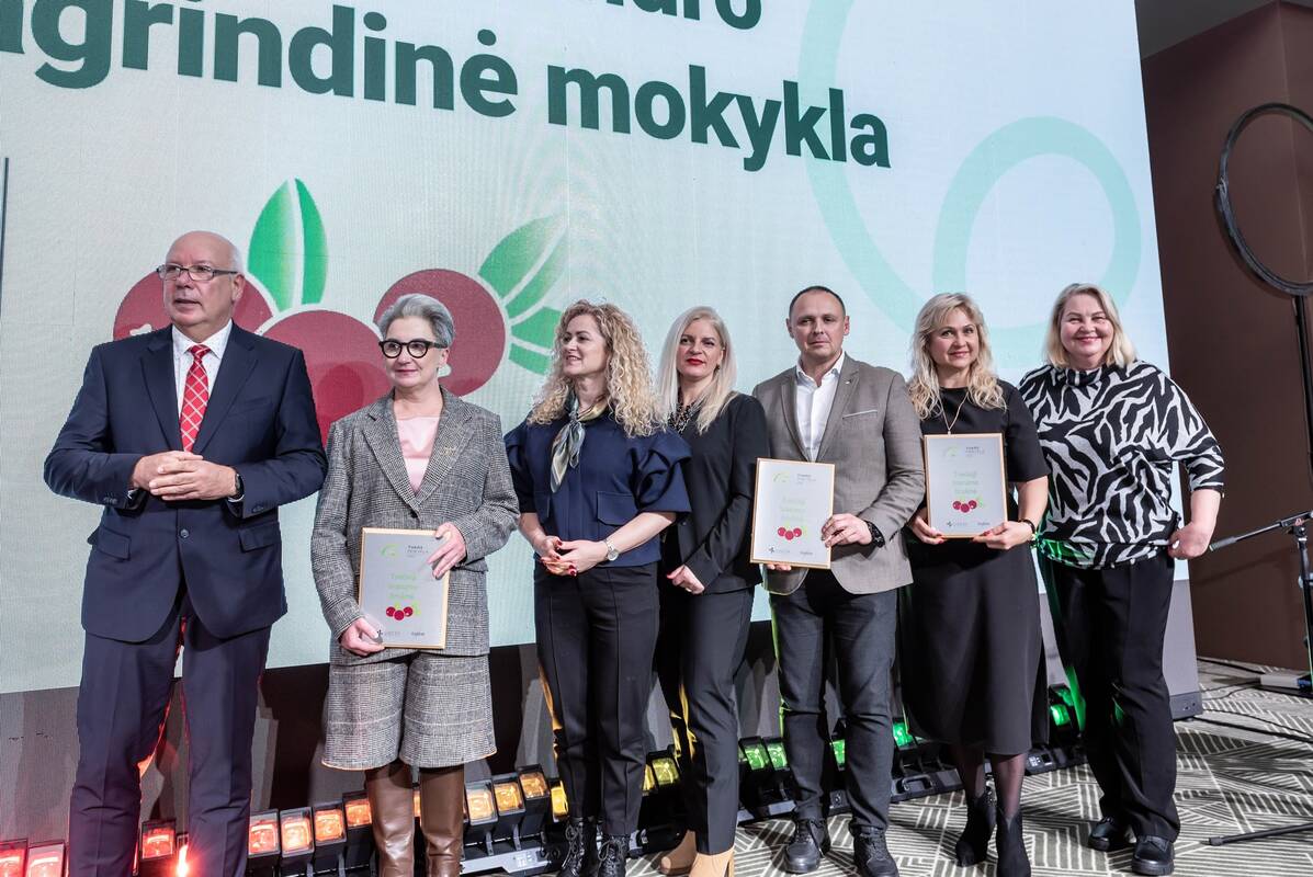 Trijulė: „Trečiosios tvarumo bruknės“ lentelės buvo įteiktos Zapyškio pagrindinei mokyklai, Kačerginės mokyklai-daugiafunkciam centrui ir Ilgakiemio mokyklai-darželiui.