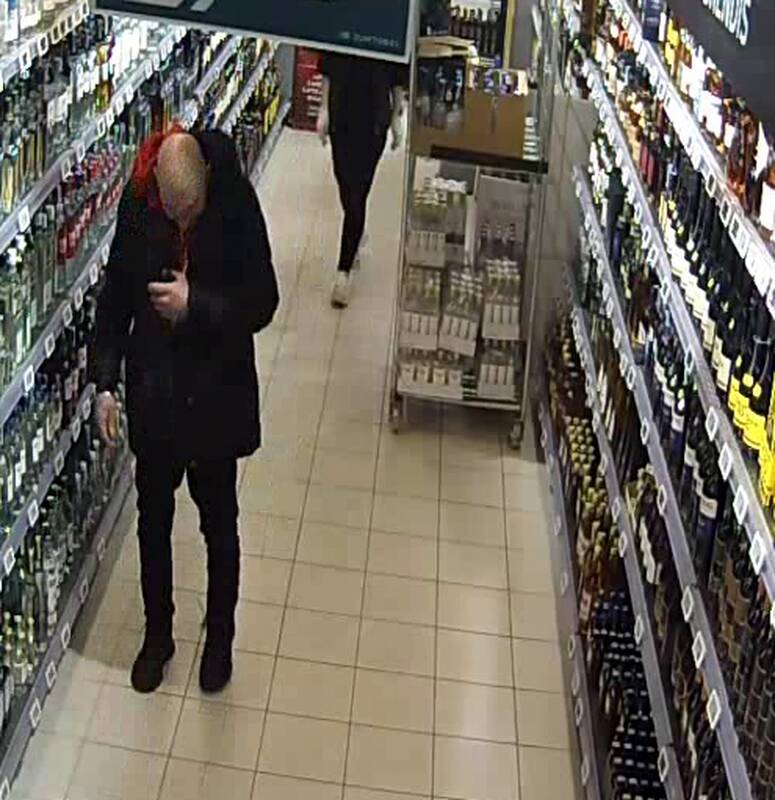 Policija ieško vyro, už prekes parduotuvėje sumokėjusio nematoma valiuta