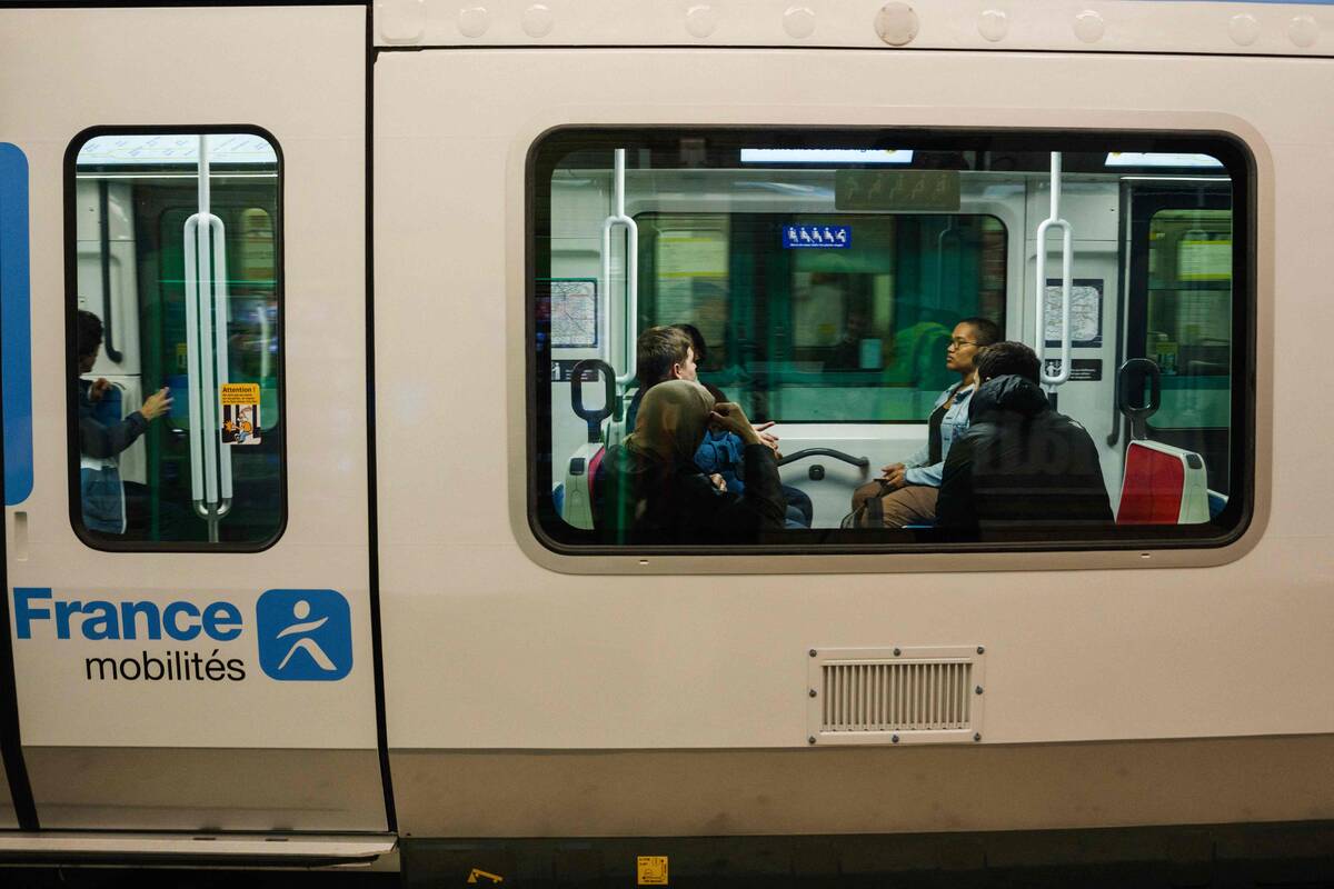 Paryžiaus metro peiliu sužeistos trys moterys