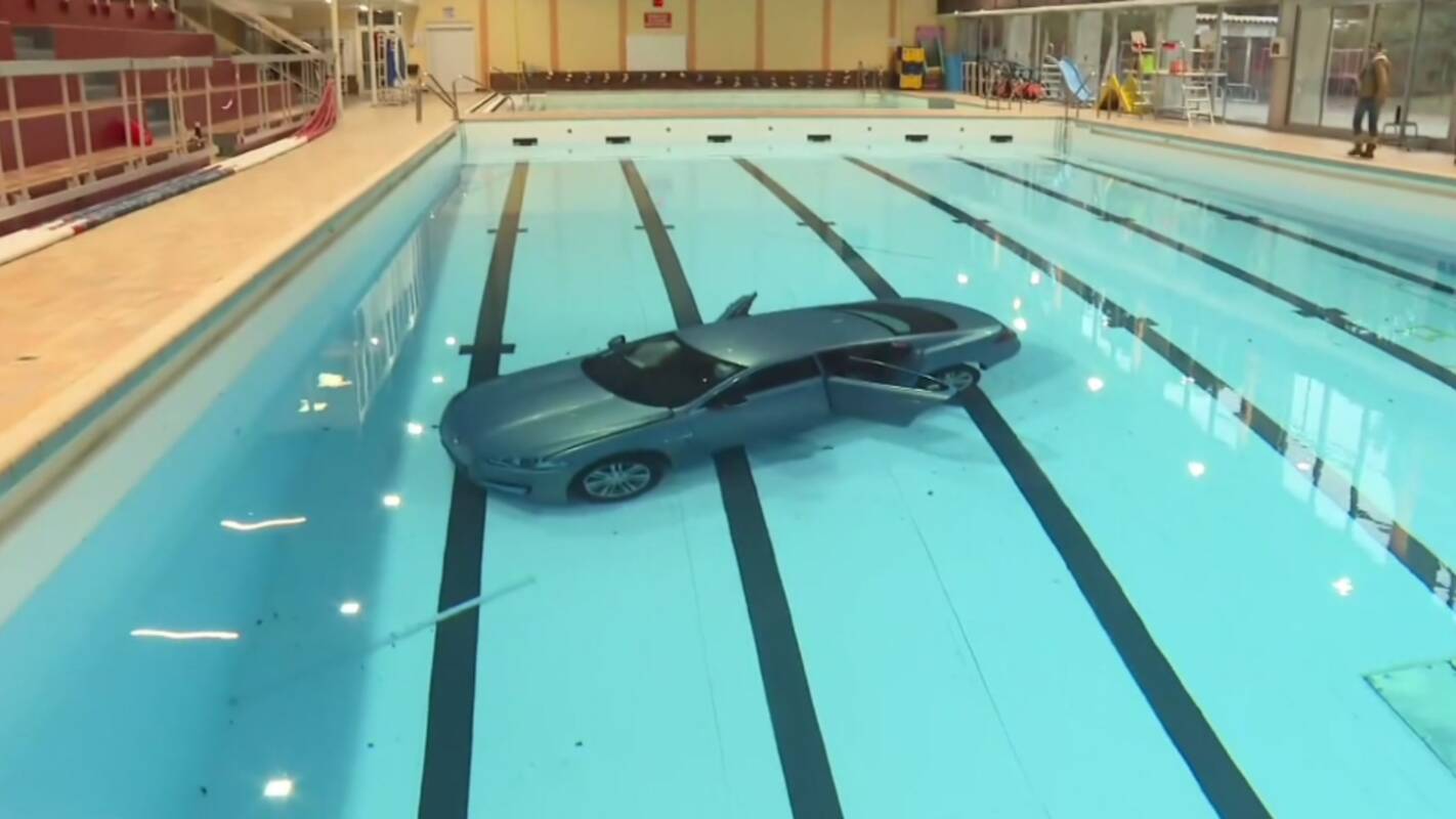 Moteris automobiliu įvažiavo į baseiną: mašinoje – ir penkiametė dukra