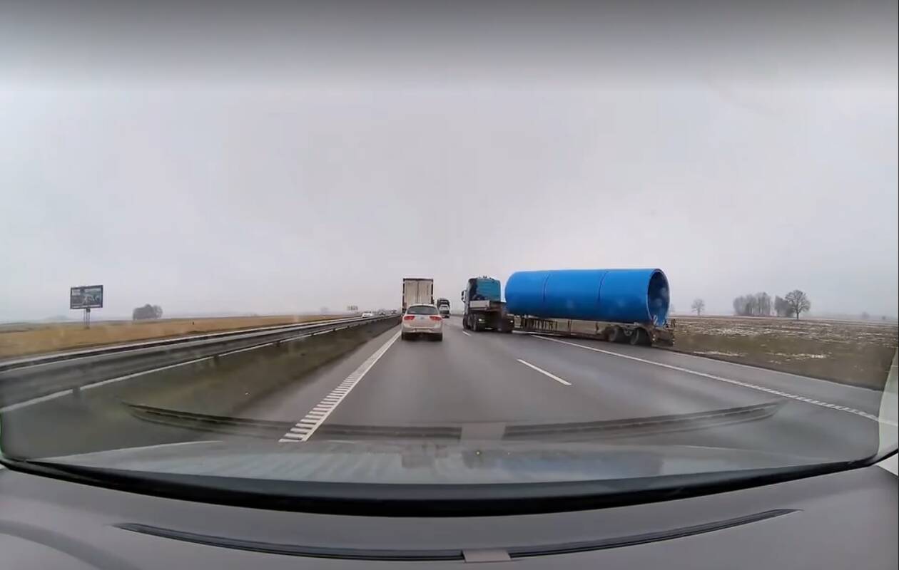 Incidentas Kauno rajone: sunkvežimis atsidūrė griovyje