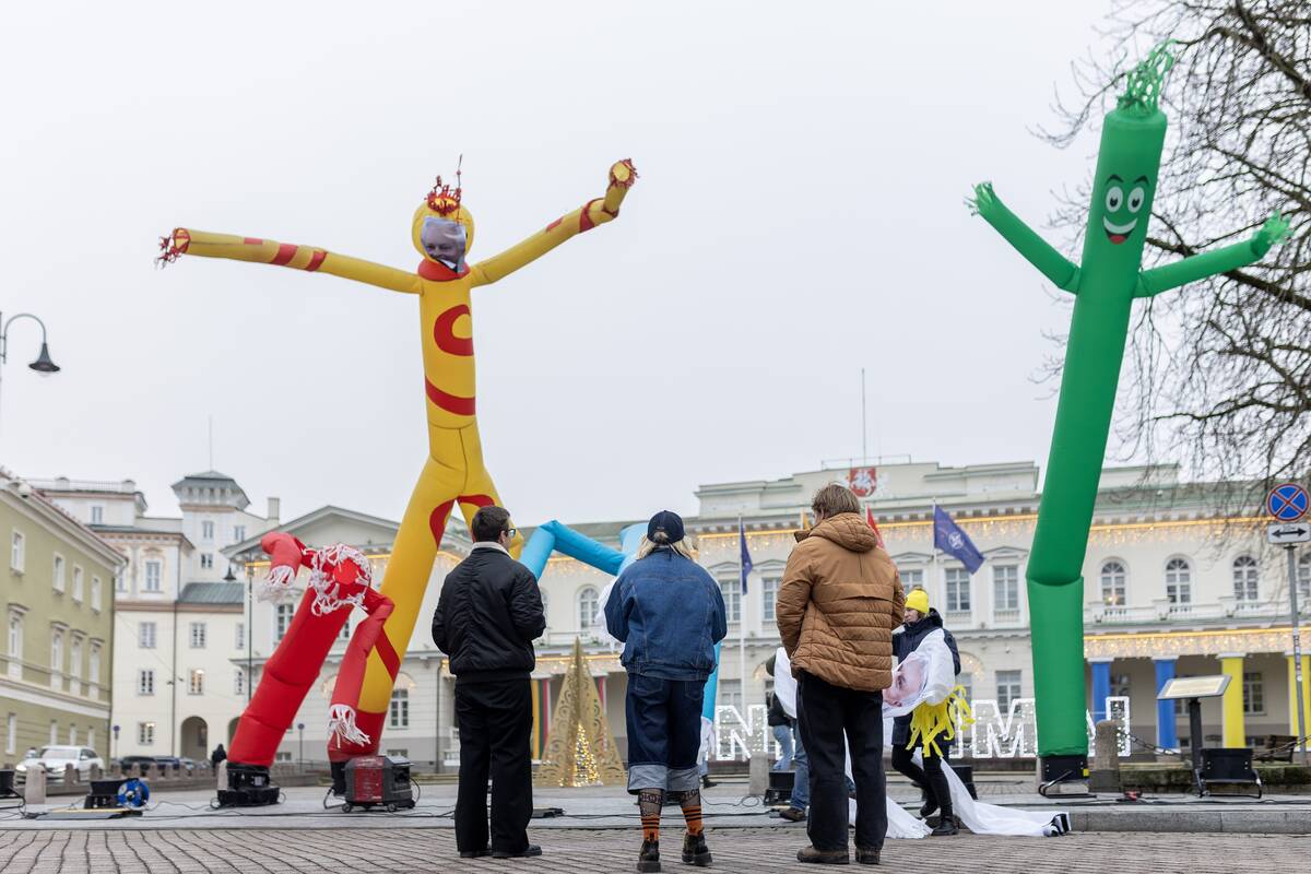 Instaliacija – bestuburių oro žmogeliukų parkas