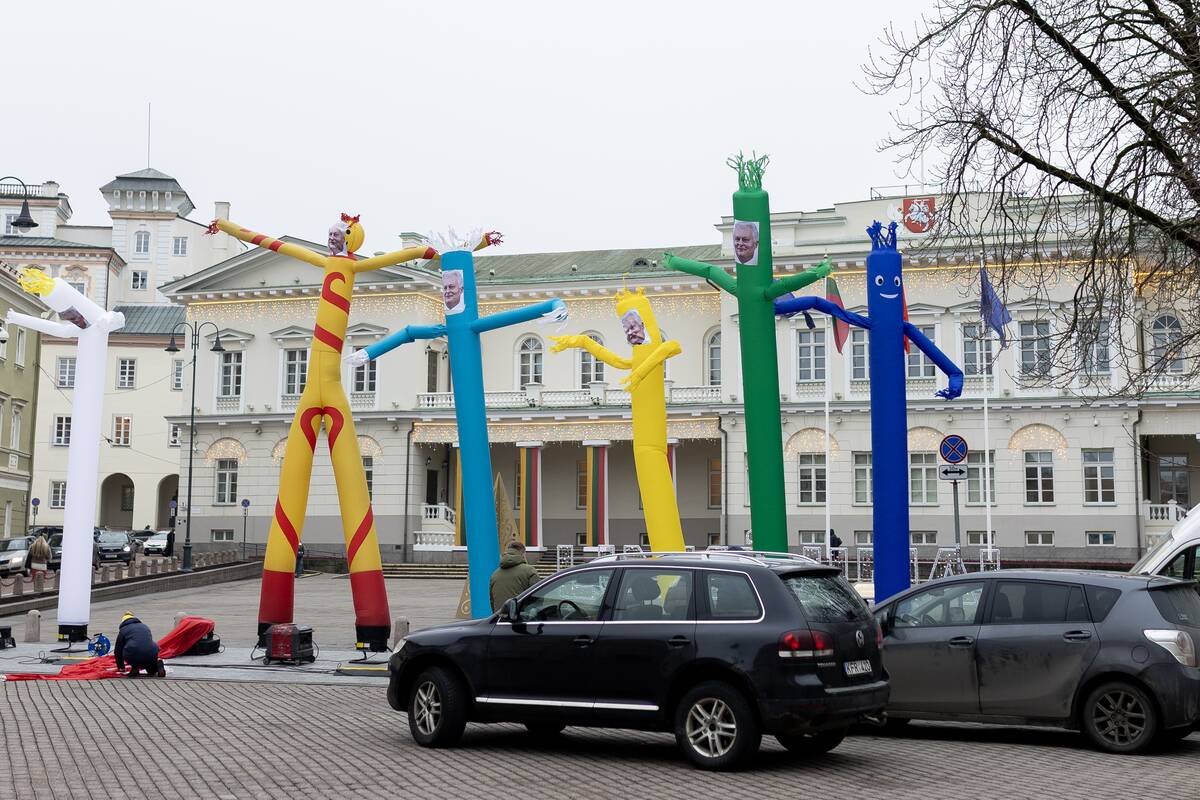 Instaliacija – bestuburių oro žmogeliukų parkas