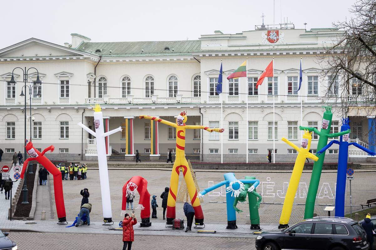 Instaliacija – bestuburių oro žmogeliukų parkas