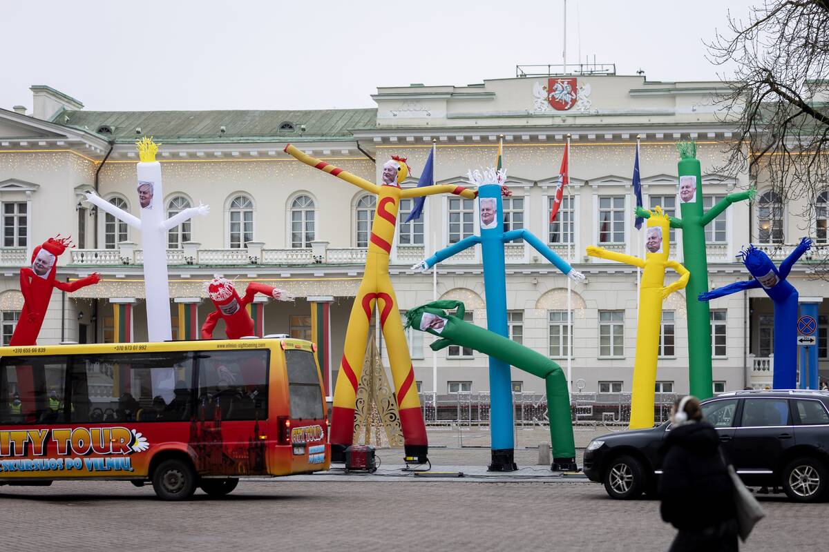 Instaliacija – bestuburių oro žmogeliukų parkas