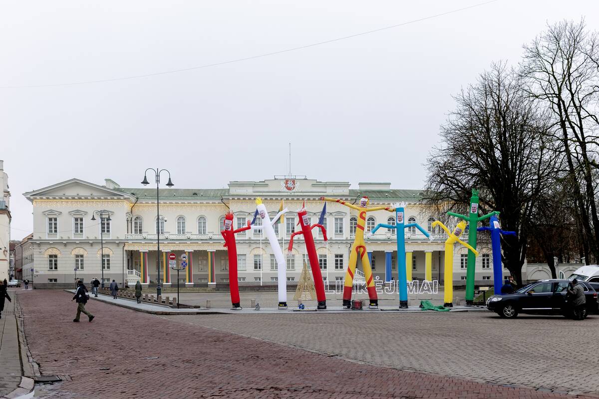 Instaliacija – bestuburių oro žmogeliukų parkas