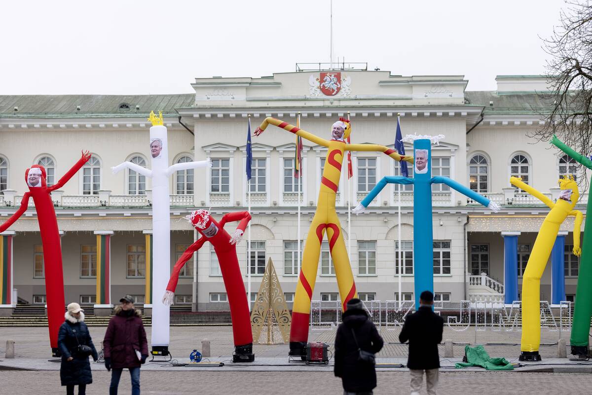 Instaliacija – bestuburių oro žmogeliukų parkas