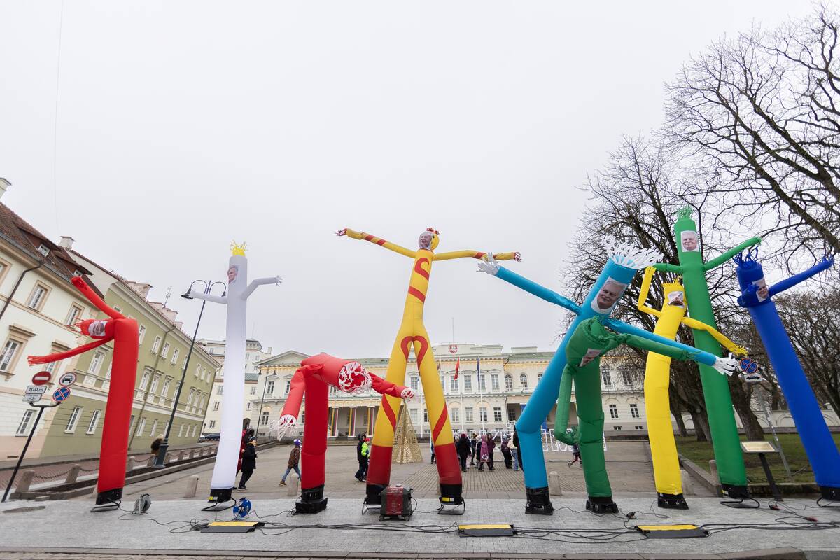 Instaliacija – bestuburių oro žmogeliukų parkas