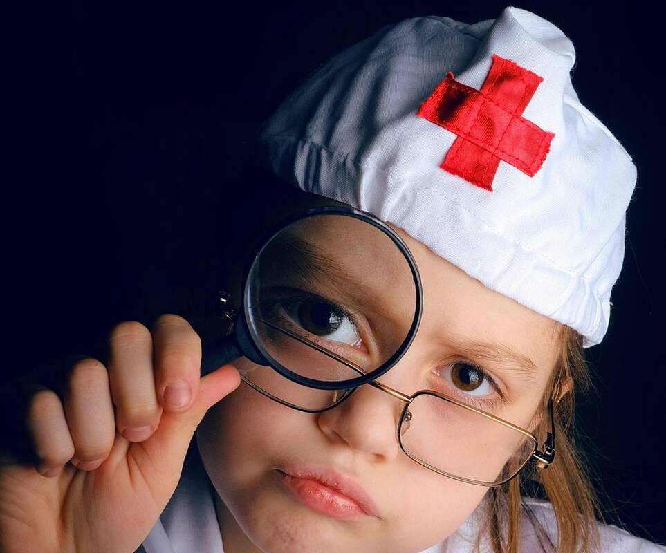 Teismas išteisino chirurgus, leidusius dvylikametei padėti operuoti pacientą