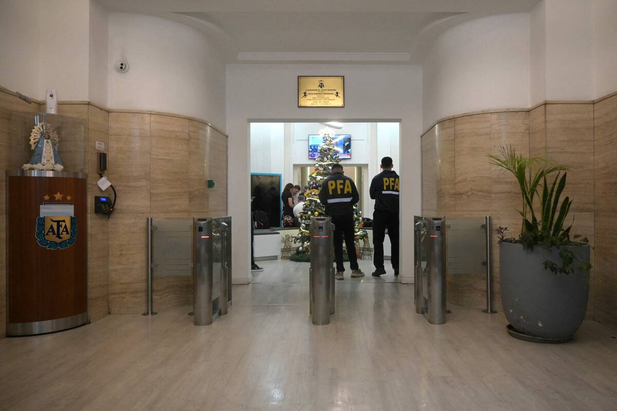 Argentinoje policija surengė reidus nacionalinės futbolo federacijos ir kelių komandų būstinėse