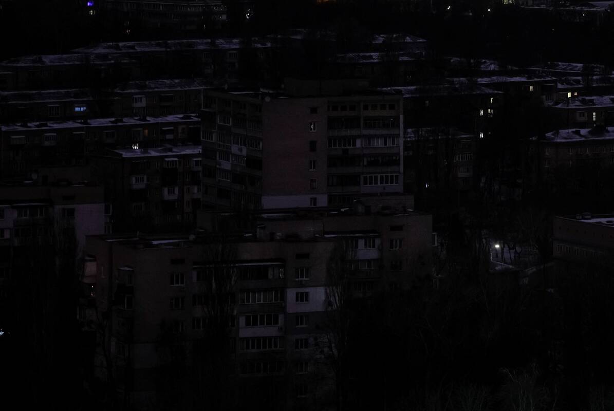 Po Rusijos smūgių be elektros Kyjive ir jo apylinkėse liko per milijoną namų